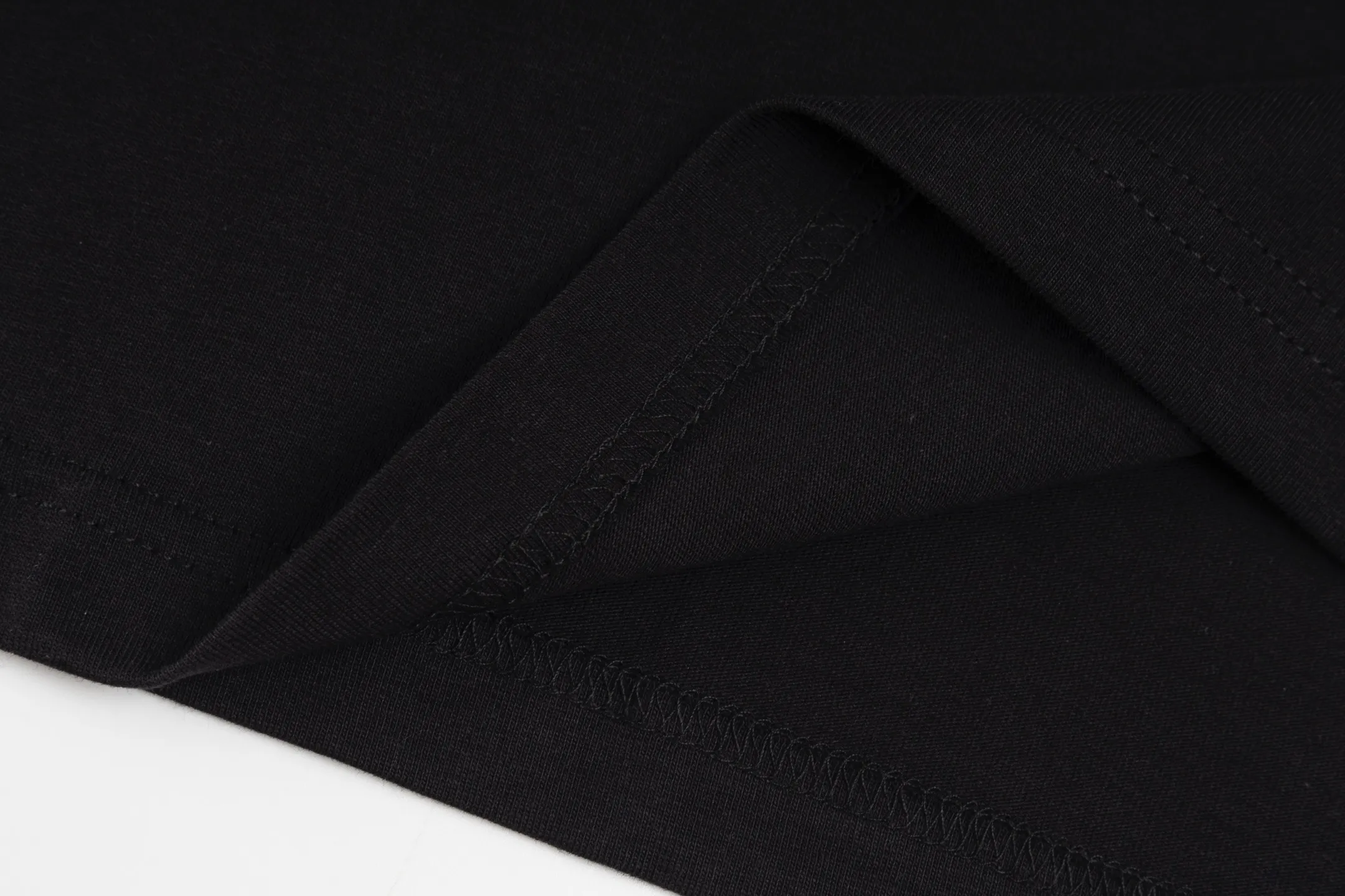 🅿️320 [Exclusive supply] CH Crow Heart No. 33 printed long-sleeved fabric is made of high-quality 26-woven 200-gram cotton fabric, bringing a soft and skin-friendly wearing experience. The clothing is highlighted by a unique splicing design, and the three-dimensional layering is demonstrated through careful tailoring. The arms are specially designed with iconic webbing decoration, and customized accessories are used to ensure quality. The front and back use high-precision glue printing technology, the pattern is clear and lasting, and the color is full and not easy to fall off. The overall shape is exquisite and details are processed. The collar, cuffs and hem are all made of reinforced sewing technology. The fabric has been pre-shrunk to maintain good stability, comfortable to wear and not easily deformed. Every seam is finely hemmed to ensure durability. This single product perfectly combines the brand's iconic design elements with exquisite craftsmanship, demonstrating Chrome Hearts' consistent high quality standards. Size:S/M/L